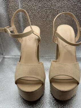 Charlotte Russe Nude Platform Heels Size 9 Block Heel Ankle Strap Sandals